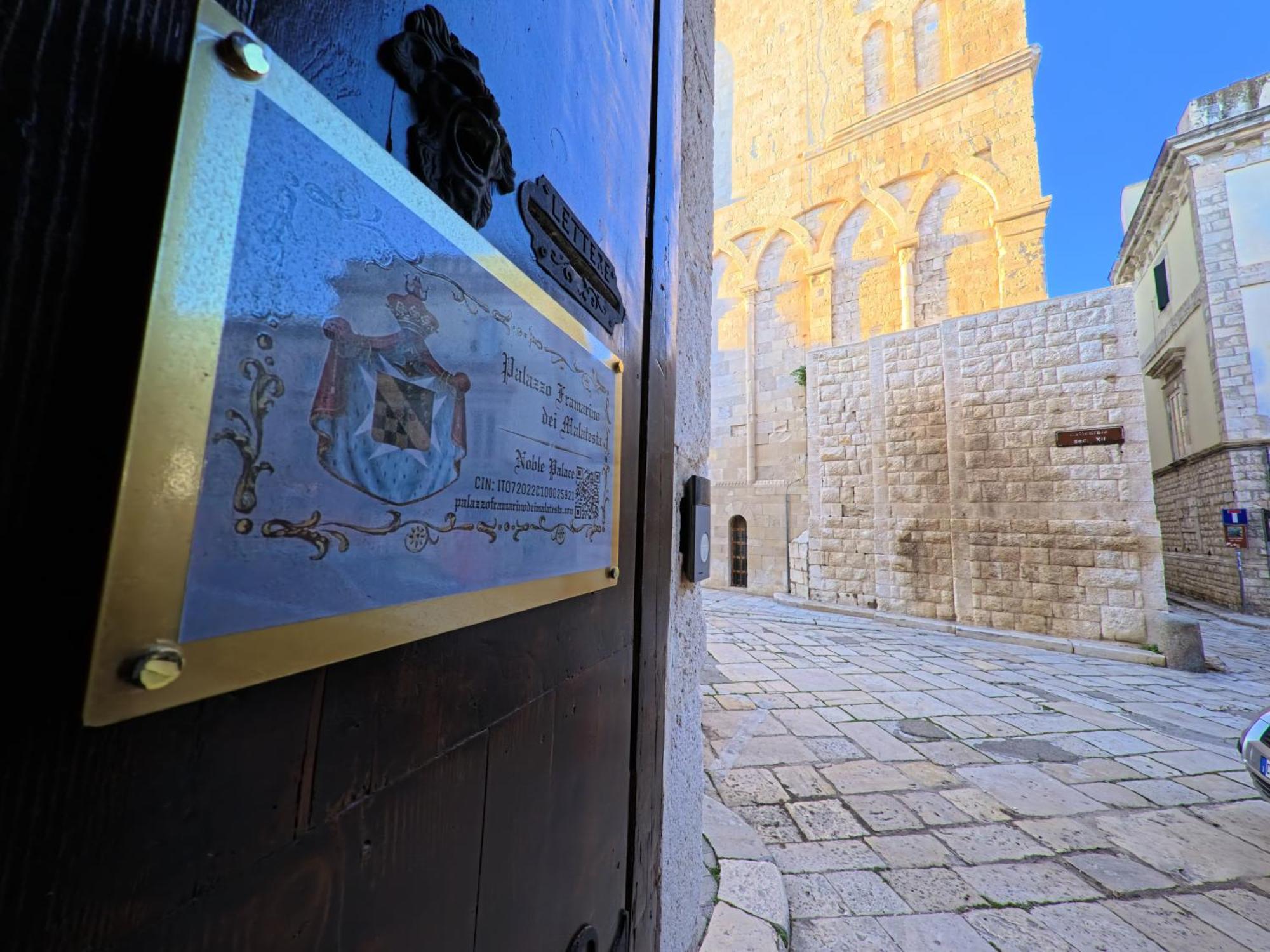 Palazzo Framarino Dei Malatesta - Noble Floor - XIV Century Giovinazzo Dış mekan fotoğraf